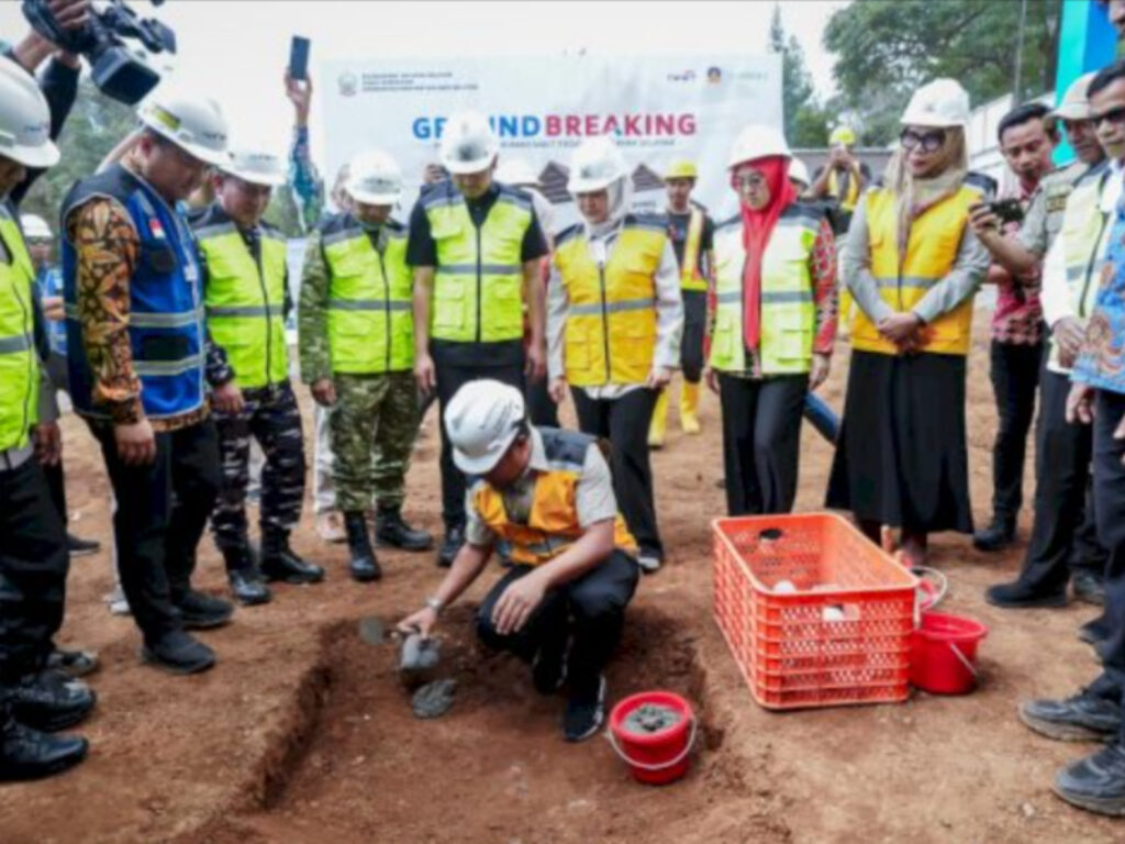 Gubernur Sulawesi Selatan Andi Sudirman Sulaiman melakukan groundbreaking pembangunan Rumah Sakit Regional Wilayah Selatan di Malino, Kecamatan Tinggimoncong, Kabupaten Gowa, pada Kamis (30/7/2026).