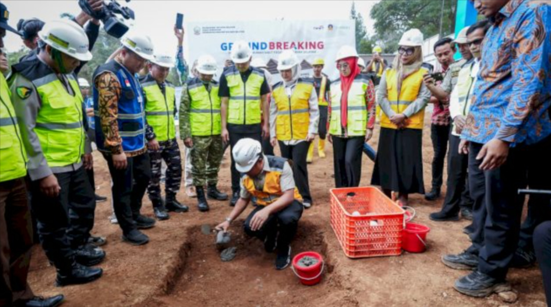 Gubernur Sulawesi Selatan Andi Sudirman Sulaiman melakukan groundbreaking pembangunan Rumah Sakit Regional Wilayah Selatan di Malino, Kecamatan Tinggimoncong, Kabupaten Gowa, pada Kamis (30/7/2026).