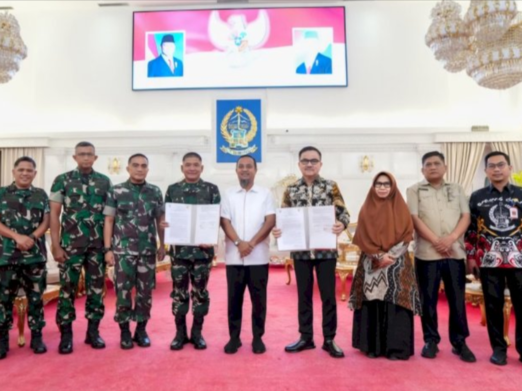 SINERGI PENANGANAN BENCANA: Sekda Provinsi Sulsel Jufri Rahman (kiri) dan Pangdam XIV/Hasanuddin Mayjen TNI Bangun Nawoko (kanan) memperlihatkan naskah Perjanjian Kerja Sama (PKS) penanganan banjir Luwu Utara yang disaksikan langsung Gubernur Sulsel Andi Sudirman Sulaiman di Rujab Gubernur Sulsel, Makassar, Kamis (11/6/2026). Kolaborasi ini ditujukan untuk mempercepat aksi tanggap darurat dan penyaluran bantuan bagi masyarakat terdampak bencana.