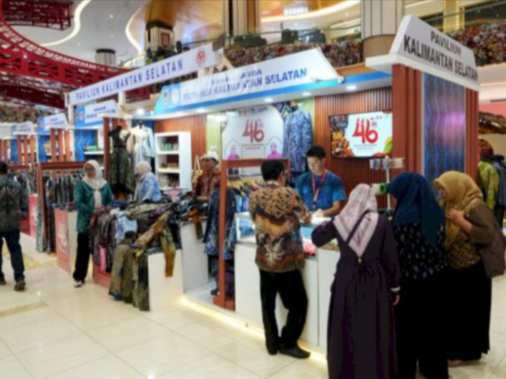 Sekitar 10.000 peserta bersama masyarakat memadati rangkaian acara Hari Kesatuan Gerak (HKG) PKK ke-54 dan HUT Dekranas ke-46 di Kota Makassar, Sabtu (11/7/2026).