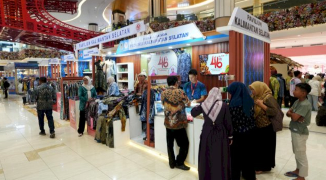 Sekitar 10.000 peserta bersama masyarakat memadati rangkaian acara Hari Kesatuan Gerak (HKG) PKK ke-54 dan HUT Dekranas ke-46 di Kota Makassar, Sabtu (11/7/2026).