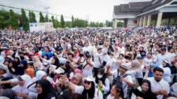 Puluhan ribu warga bersama Gubernur Sulawesi Selatan Andi Sudirman Sulaiman mengikuti Jalan Sehat Anti Mager di Lapangan Andi Djemma Belopa, Kabupaten Luwu, Sabtu (4/7/2026).