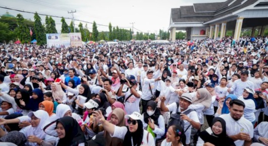Puluhan ribu warga bersama Gubernur Sulawesi Selatan Andi Sudirman Sulaiman mengikuti Jalan Sehat Anti Mager di Lapangan Andi Djemma Belopa, Kabupaten Luwu, Sabtu (4/7/2026).