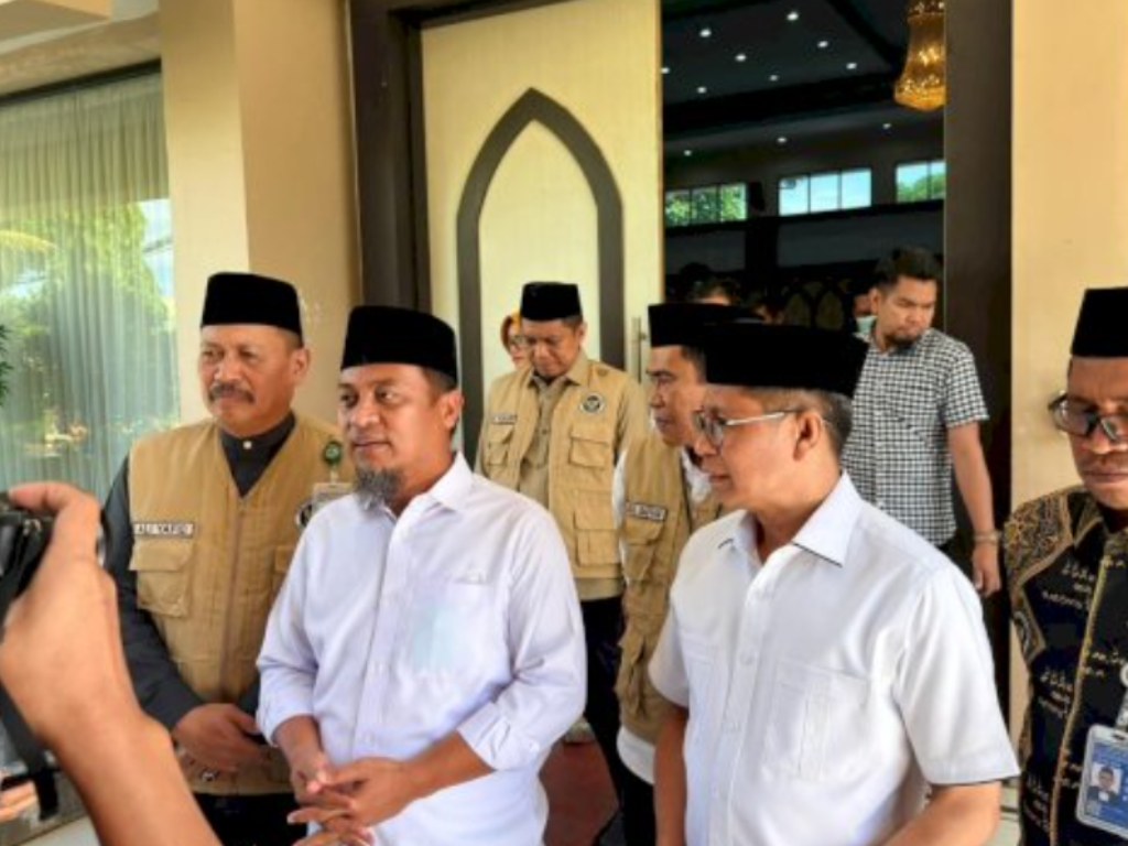 Gubernur Sulawesi Selatan Andi Sudirman Sulaiman menyambut kepulangan jemaah haji Kloter 21 Debarkasi Makassar sekaligus mengingatkan pentingnya menjaga predikat haji mabrur di Asrama Haji Sudiang, Makassar.