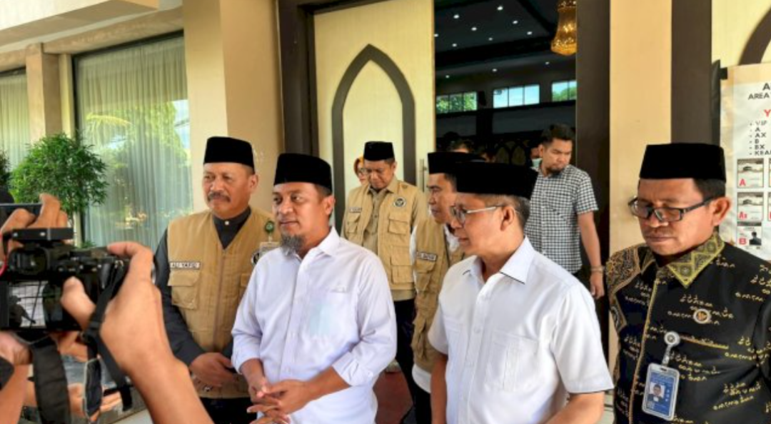 Gubernur Sulawesi Selatan Andi Sudirman Sulaiman menyambut kepulangan jemaah haji Kloter 21 Debarkasi Makassar sekaligus mengingatkan pentingnya menjaga predikat haji mabrur di Asrama Haji Sudiang, Makassar.