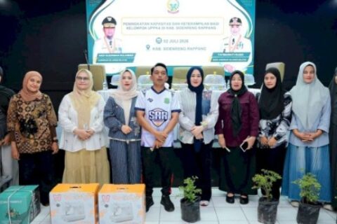 Wagub Sulsel Fatmawati Serahkan Bantuan Program UPPKA Untuk Perempuan Produktif Sidrap