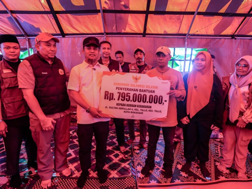 Gubernur Sulawesi Selatan Andi Sudirman Sulaiman menyerahkan bantuan senilai Rp795 juta saat mengunjungi warga terdampak kebakaran di Kelurahan Tallo, Kecamatan Tallo, Kota Makassar, pada Sabtu (1/8/2026).