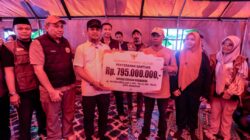 Gubernur Sulawesi Selatan Andi Sudirman Sulaiman menyerahkan bantuan senilai Rp795 juta saat mengunjungi warga terdampak kebakaran di Kelurahan Tallo, Kecamatan Tallo, Kota Makassar, pada Sabtu (1/8/2026).
