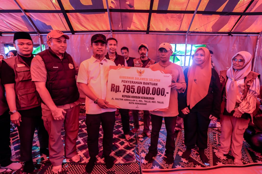 Gubernur Sulawesi Selatan Andi Sudirman Sulaiman menyerahkan bantuan senilai Rp795 juta saat mengunjungi warga terdampak kebakaran di Kelurahan Tallo, Kecamatan Tallo, Kota Makassar, pada Sabtu (1/8/2026).