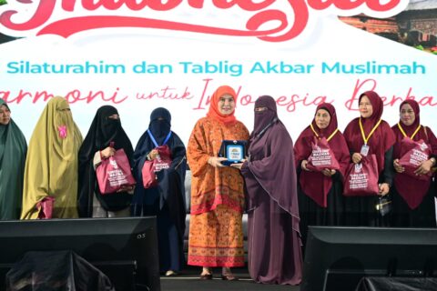 Wakil Wali Kota Makassar Serahkan Bantuan Pangan Gratis pada Rangkaian Muktamar V Wahdah Islamiyah