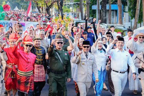 Tampil ala Bung Karno, Gubernur Andi Sudirman Pimpin Kirab Kemerdekaan di Makassar