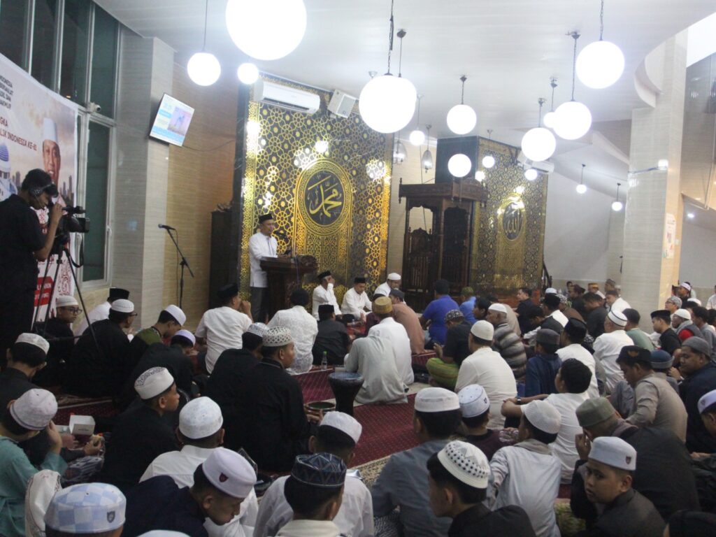 Jemaah memadati area dalam Masjid Terapung Makassar untuk menghadiri Zikir Kebangsaan bertema "Bersatu dalam Doa, Tangguh dalam Persatuan," Minggu (16/8). Acara yang digelar Yayasan Babussalam ini menghadirkan tausiyah kebangsaan oleh Ustaz Dr. H. Das'ad Latif.