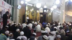 Jemaah memadati area dalam Masjid Terapung Makassar untuk menghadiri Zikir Kebangsaan bertema "Bersatu dalam Doa, Tangguh dalam Persatuan," Minggu (16/8). Acara yang digelar Yayasan Babussalam ini menghadirkan tausiyah kebangsaan oleh Ustaz Dr. H. Das'ad Latif.