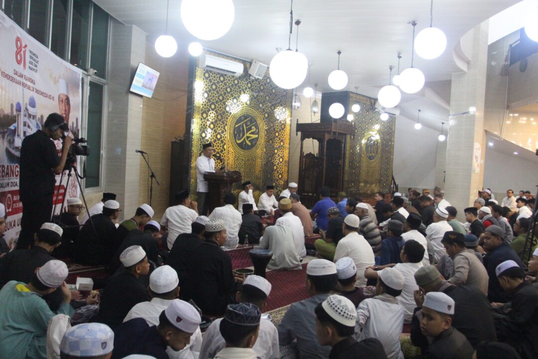 Jemaah memadati area dalam Masjid Terapung Makassar untuk menghadiri Zikir Kebangsaan bertema "Bersatu dalam Doa, Tangguh dalam Persatuan," Minggu (16/8). Acara yang digelar Yayasan Babussalam ini menghadirkan tausiyah kebangsaan oleh Ustaz Dr. H. Das'ad Latif.
