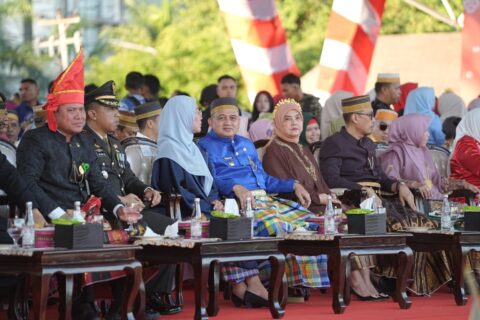 Munafri-Aliyah Kenakan Pakaian Adat di Upacara Penurunan Bendera HUT RI ke-81 Kota Makassar