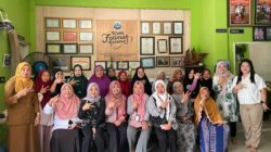 Polimedia PSDKU Makassar Dampingi Lansia Mutiara Senja Tingkatkan Kualitas Produk dan Perluas Pasar