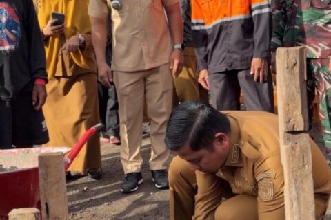 Serahkan Bantuan dan letakkan Batu Pertama Rumah Korban Kebakaran Lumpue, Ini Pesan Wali Kota Parepare