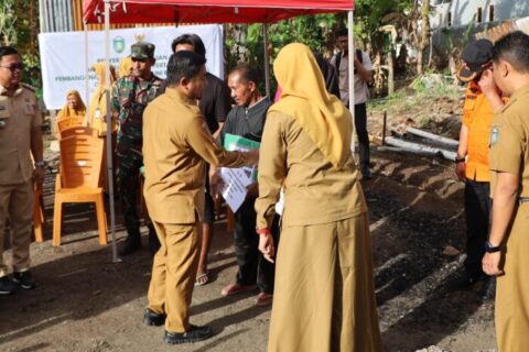 Tasming Hamid Serahkan Bantuan untuk Korban Kebakaran di Lumpue Bacukiki Barat
