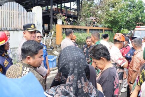 Tasming Hamid Tinjau Lokasi Kebakaran di Jalan Mayor Haddade