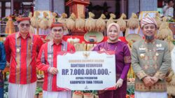 Gubernur Andi Sudirman Serahkan BK Rp7 Miliar, Bantuan Pertanian hingga Hibah Rumah Ibadah untuk Tana Toraja