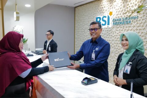 Peringati Harpelnas, Dirut BSI Sambut dan Layani Nasabah Dengan Sepenuh Hati
