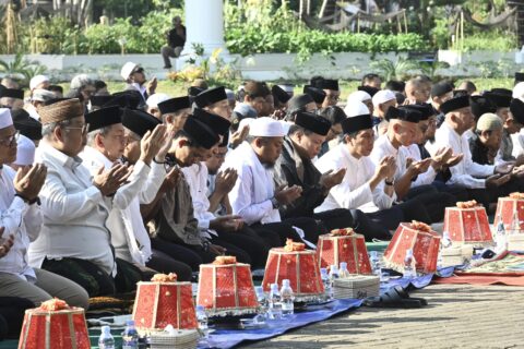 Di Tengah Kemarau Panjang, Gubernur Andi Sudirman Bersama Ribuan Warga Gelar Salat Istisqa      
