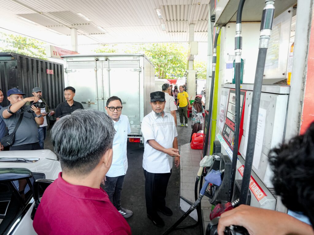 Evaluasi antrean SPBU: Gubernur Andi Sudirman tindak lanjuti kelangkaan BBM dengan dorong penambahan kuota Pertamina dan implementasi kebijakan ganjil-genap di Makassar.