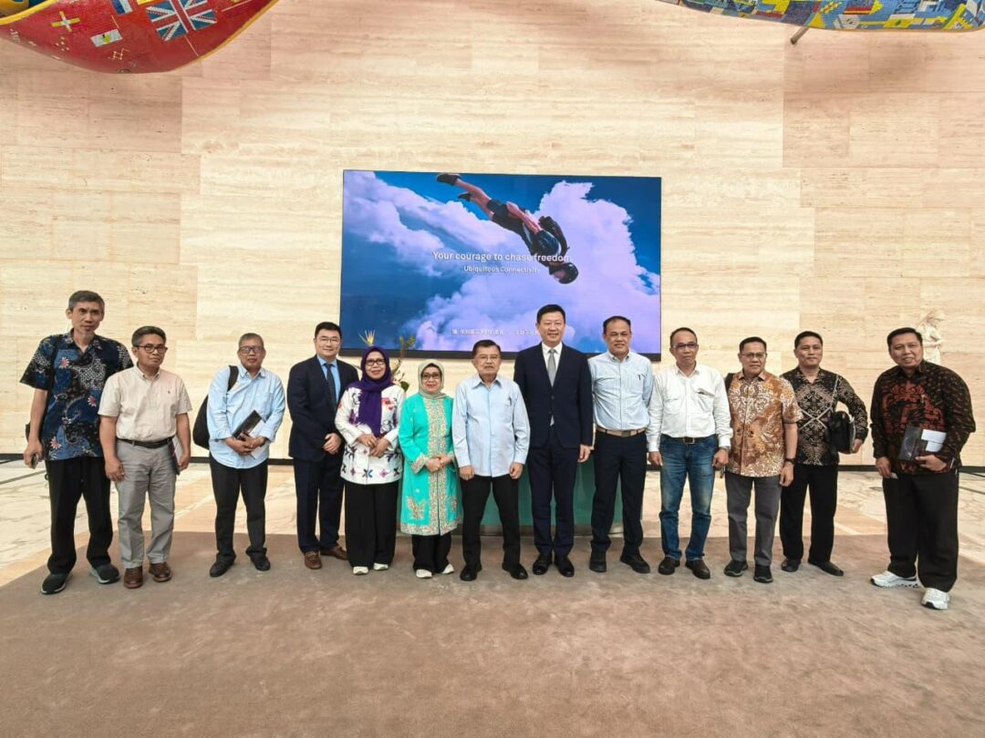 Wakil Presiden Ke 10 dan 12 Jusuf Kalla bersama Mr Colin Hu Vice President Global Public Sector BU Huawei dan Beberapa Wakil Rektor dan Dekan Perguruan Tinggi di Makassar berfoto bersama di Huawei Headquarter Shenzen,senin(21/09/2026).