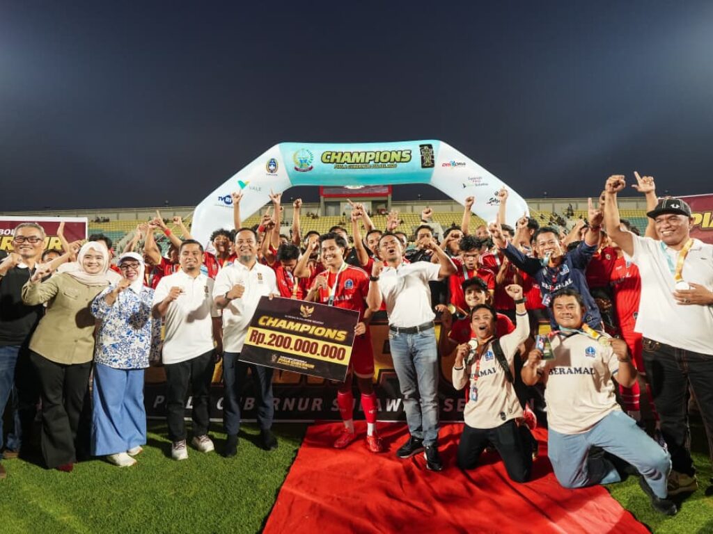 Penyerahan trofi Piala Gubernur Sulsel 2026 kepada tim Bone usai kalahkan Sidrap lewat adu penalti di Stadion Gelora B.J. Habibie, Senin (21/9/2026).