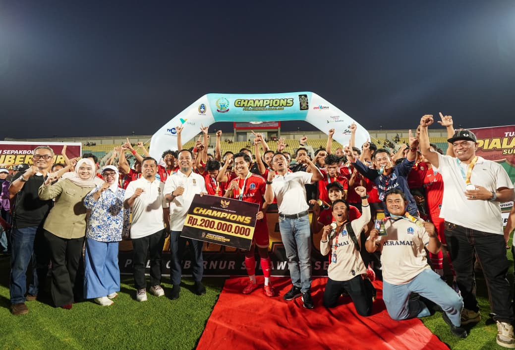 Penyerahan trofi Piala Gubernur Sulsel 2026 kepada tim Bone usai kalahkan Sidrap lewat adu penalti di Stadion Gelora B.J. Habibie, Senin (21/9/2026).