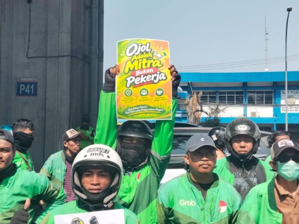Ratusan pengemudi ojek online yang tergabung dalam Aliansi Ojol Bersatu Sulsel mendatangi DPRD Sulsel untuk menolak status pekerja dalam RUU.