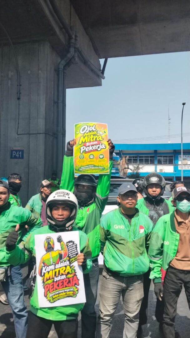 Ratusan pengemudi ojek online yang tergabung dalam Aliansi Ojol Bersatu Sulsel mendatangi DPRD Sulsel untuk menolak status pekerja dalam RUU.