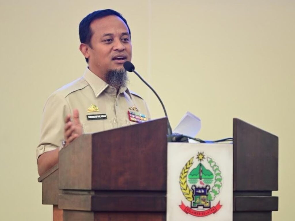 Gubernur Sulsel Andi Sudirman Sulaiman beri keterangan terkait penunjukan Wabup untuk jalankan Pemkab Gowa usai penetapan tersangka Bupati Gowa.