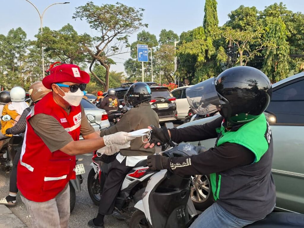 PMI membagikan bantuan satu juta masker untuk masyarakat yang berada di wilayah terdampak abu vulkanin Gunung Anak Krakatau.