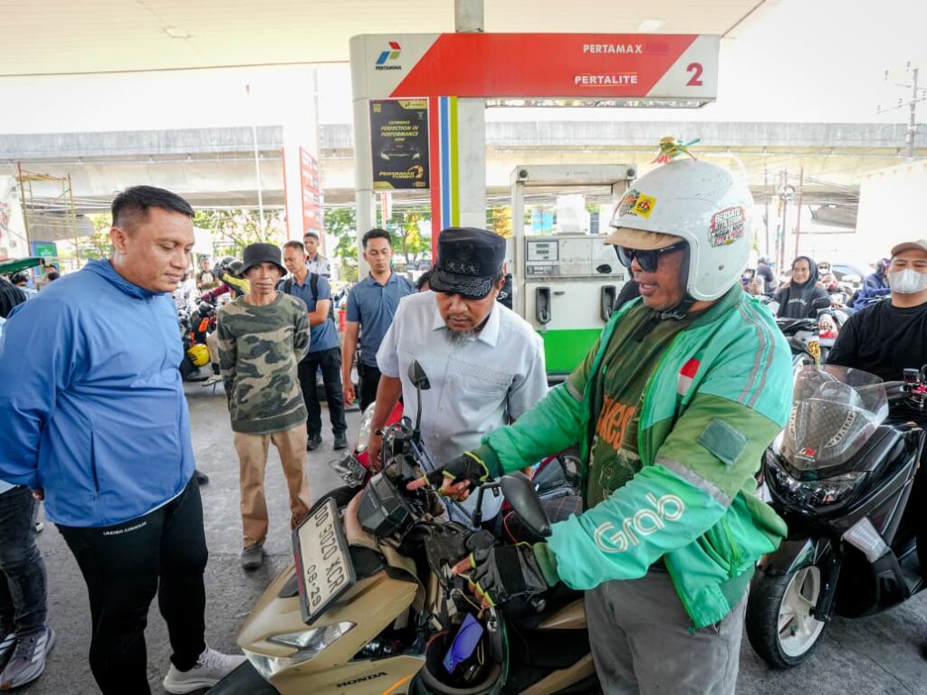 Gubernur Sulawesi Selatan Andi Sudirman Sulaiman kembali melakukan inspeksi mendadak (sidak) di SPBU Jalan AP Pettarani, Kota Makassar, Sabtu (12/9/2026).