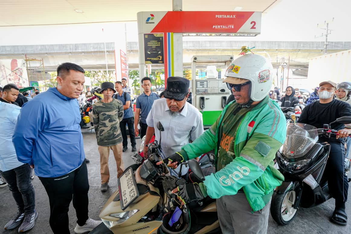 Gubernur Sulawesi Selatan Andi Sudirman Sulaiman kembali melakukan inspeksi mendadak (sidak) di SPBU Jalan AP Pettarani, Kota Makassar, Sabtu (12/9/2026).