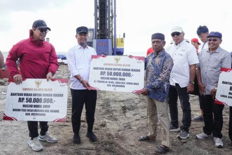 Gubernur Sulsel Serahkan BK Rp17 Miliar untuk Pemkab Bulukumba, Termasuk Masjid Terapung Pantai Merpati