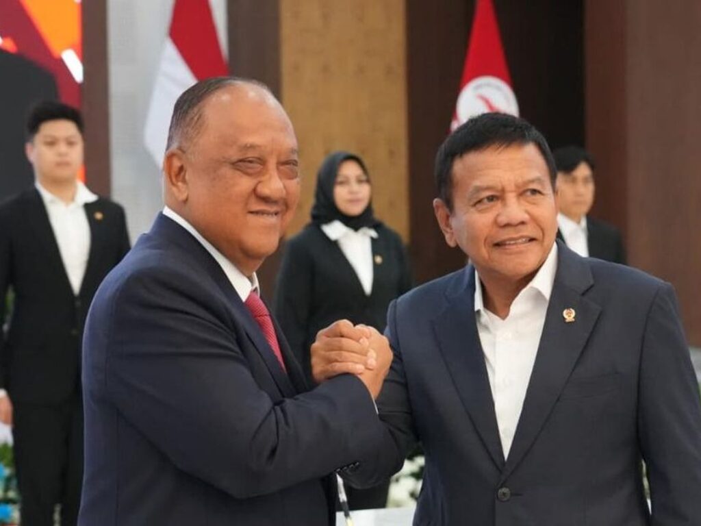Ketum KONI Pusat Marciano Norman bersama Ketum PB ESI periode 2026–2030 Muhammad Herindra usai acara pengukuhan pengurus PB ESI di Jakarta.