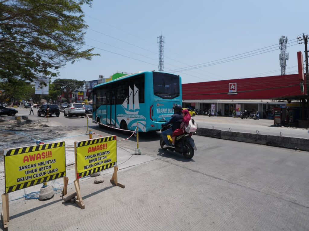 Jalan Aroepala Makassar-Gowa kini tuntas dibeton melalui program MYP Pemprov Sulsel. Pembukaan lajur dilakukan bertahap sesuai usia beton.