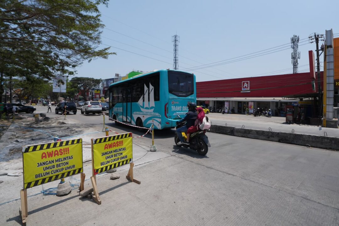 Jalan Aroepala Makassar-Gowa kini tuntas dibeton melalui program MYP Pemprov Sulsel. Pembukaan lajur dilakukan bertahap sesuai usia beton.