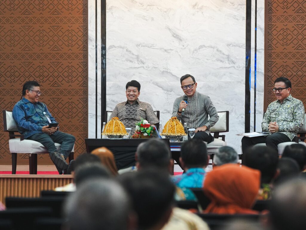 Wamendagri Bima Arya bersama pejabat daerah dalam Rakor Percepatan Pertumbuhan Ekonomi se-Sulawesi di Kantor Gubernur Sulsel.