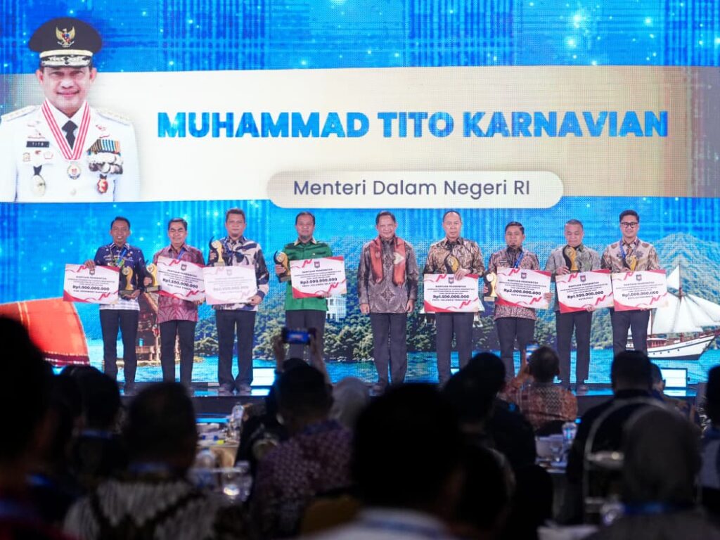 Mendagri Tito Karnavian menyerahkan penghargaan kepada Pemprov Sulsel pada ajang Apresiasi Pemerintah Daerah Berprestasi 2026 di Makassar Jumat malam.