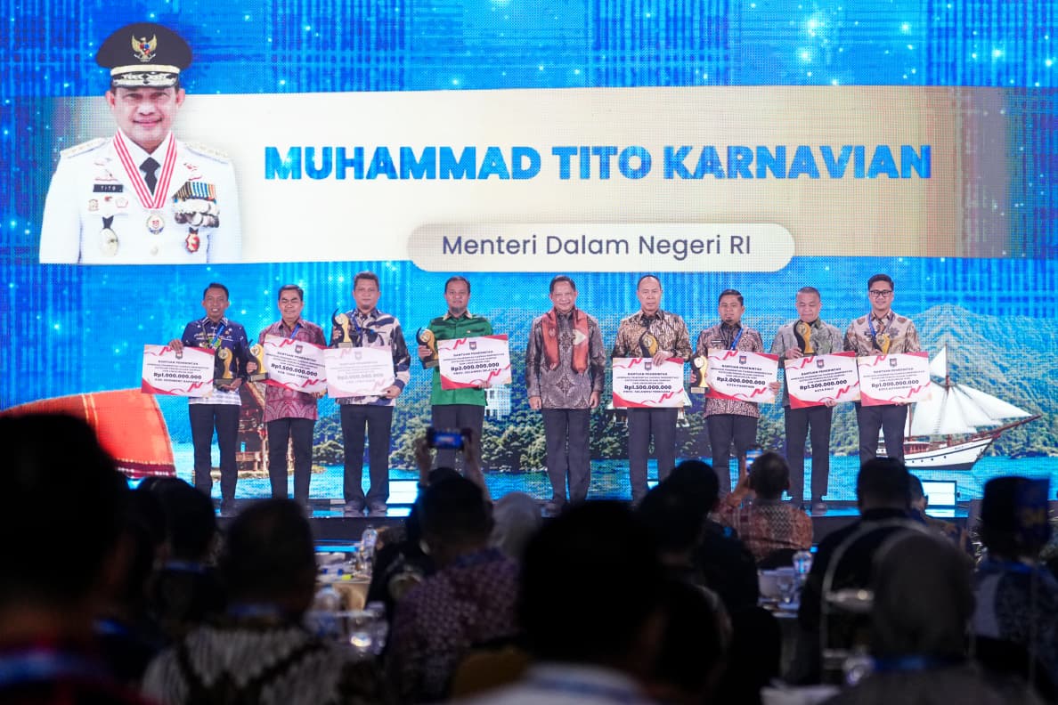 Mendagri Tito Karnavian menyerahkan penghargaan kepada Pemprov Sulsel pada ajang Apresiasi Pemerintah Daerah Berprestasi 2026 di Makassar Jumat malam.