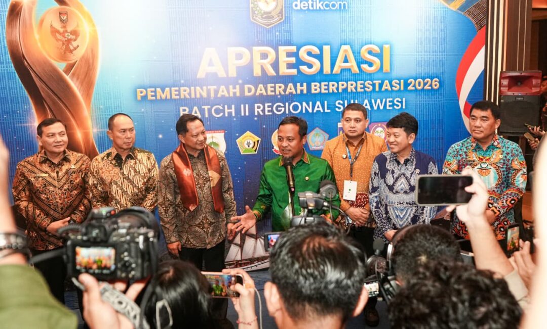 Gubernur Sulsel Andi Sudirman Sulaiman menerima penghargaan pada Apresiasi Pemerintah Daerah Berprestasi 2026 Regional Sulawesi di Makassar.