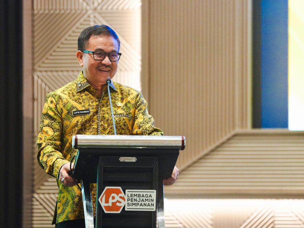 Sekda Sulsel Jufri Rahman membawakan sambutan saat Kick Off Program Pelajar Sulsel Menabung di Hotel Claro Makassar, Kamis (24/9/2026).