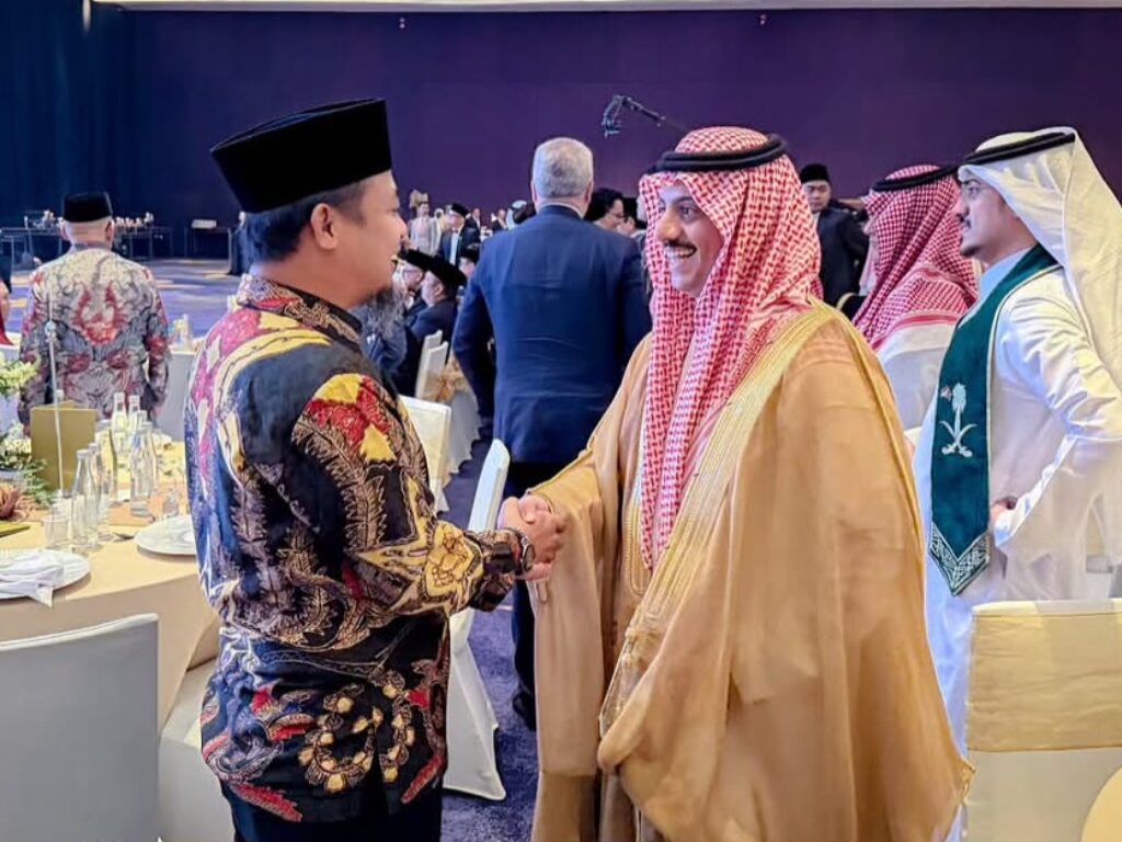 Gubernur Sulsel Andi Sudirman Sulaiman bersalaman dengan Duta Besar Kerajaan Arab Saudi saat perayaan Hari Nasional Arab Saudi di Jakarta (23/9).