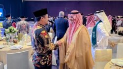 Gubernur Sulsel Andi Sudirman Sulaiman bersalaman dengan Duta Besar Kerajaan Arab Saudi saat perayaan Hari Nasional Arab Saudi di Jakarta (23/9).