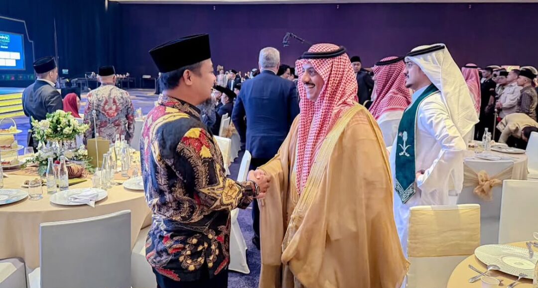 Gubernur Sulsel Andi Sudirman Sulaiman bersalaman dengan Duta Besar Kerajaan Arab Saudi saat perayaan Hari Nasional Arab Saudi di Jakarta (23/9).