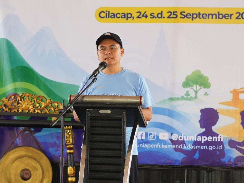 Direktur Jenderal Dikmen Diksus, Tatang Muttaqin menutup Puncak Hari Aksara Internasional ke 60 di Cilacap, Jawa Tengah (25/9).