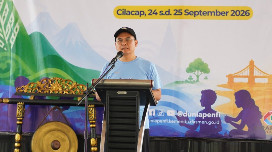 Direktur Jenderal Dikmen Diksus, Tatang Muttaqin menutup Puncak Hari Aksara Internasional ke 60 di Cilacap, Jawa Tengah (25/9).